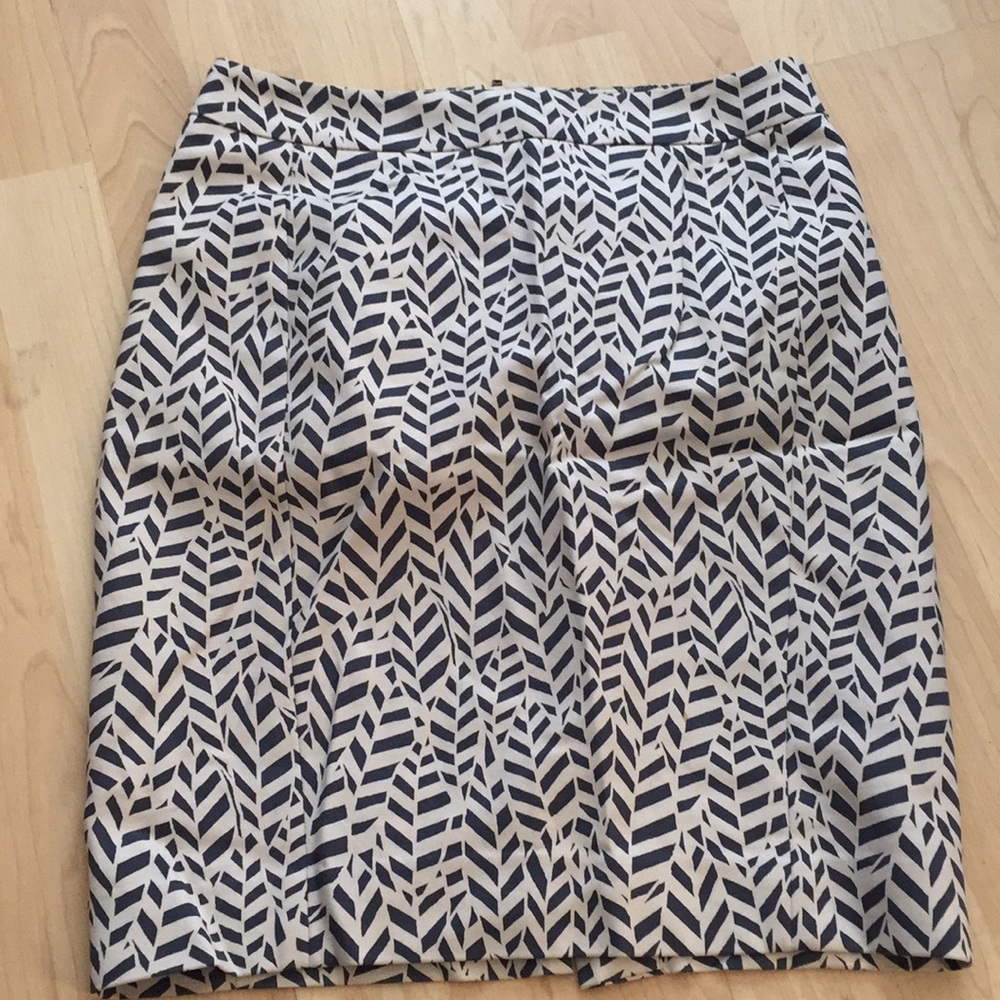 Ann Taylor loft navy cream patterned skirt size 2